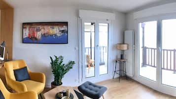 Télévision, livres, chaßne hi-fi, espaces bureaux