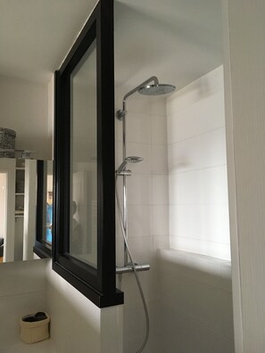 Shower, hair dryer, towels, soap - RARE! Beautiful and spacious architect's'apartment with the sea at your feet (Bernières-sur-Mer)
