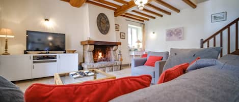 Televisión, chimenea y reproductor de DVD