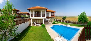 Indoor pool, seasonal outdoor pool, pool umbrellas, sun loungers - Generaator House (Pomorie)
