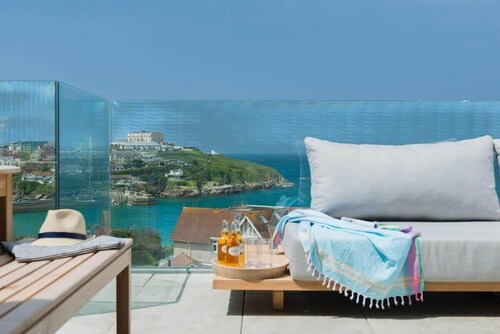 Beachfront Townhouse w/ Lovely Sea Views, Newquay
