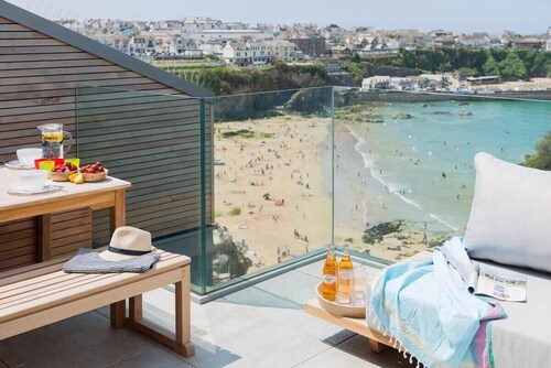 Beachfront Townhouse w/ Lovely Sea Views, Newquay