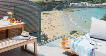 Beachfront Townhouse w/ Lovely Sea Views, Newquay