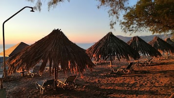 Perto da praia, espreguiçadeiras, toalhas de praia
