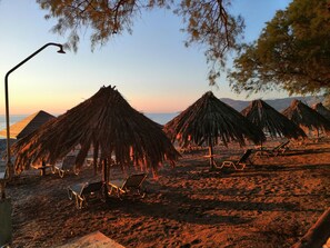 Playa en los alrededores, camastros y toallas de playa 