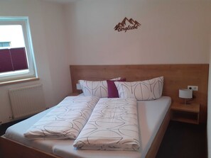 2 bedrooms, travel cot, WiFi, bed sheets