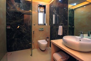 Shower, free toiletries, slippers, towels - ROSASTAYS North Goa Rosa Kuber Mandovi (Alto de Porvorim)