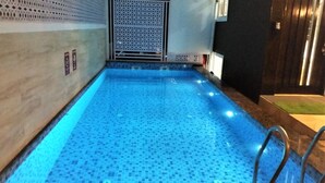 A swimming pool with a tiled floor and a metal ladder. - ROSASTAYS North Goa Rosa Kuber Mandovi (Alto de Porvorim)