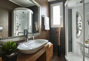 Combined shower/tub, hair dryer, bidet, towels