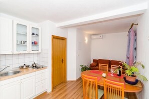 Apartment (One-Bedroom Apartment with Sea View 3) | Eigene Küche | Kühlschrank