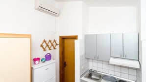 Apartment (One-Bedroom Apartment with Sea View 1) | Dapur peribadi