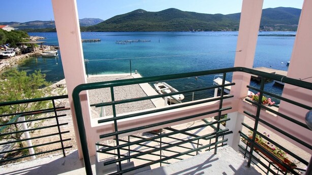 Apartment (One-Bedroom Apartment with Sea View 2) | Pemandangan dari bilik