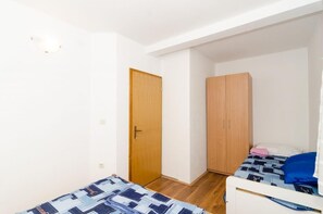 3 bedrooms, cribs/infant beds