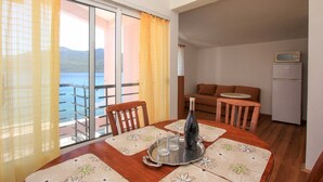 Apartment (One-Bedroom Apartment with Sea View 2) | Makan dalam bilik