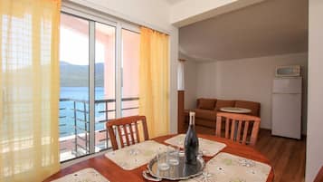 Apartment (One-Bedroom Apartment with Sea View 2) | In-room dining