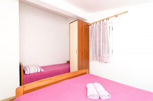 Apartment (One-Bedroom Apartment with Sea View 1) | 3 bedrooms, cribs/infant beds