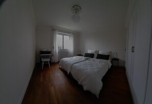 6 Schlafzimmer, Schreibtisch, Bügeleisen/Bügelbrett, Reisekinderbett