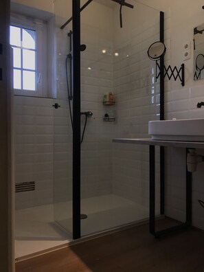 Badewanne, Haartrockner, Handtücher, Seife