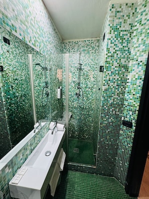 Superior-Doppelzimmer | Badezimmer | Duschwanne, Regendusche, Haartrockner, Bidet