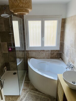 Ensemble douche/baignoire, serviettes fournies