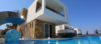 Villa Douglas - Private Pool, BBQ, 4 Bdrms, View