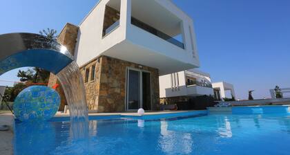 Villa Douglas - Private Pool, BBQ, 4 Bdrms, View