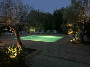 Una piscina al aire libre, una piscina climatizada