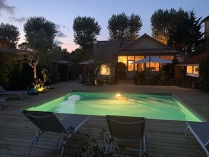 Una piscina al aire libre, una piscina climatizada