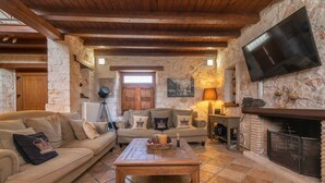 Televisión y chimenea 