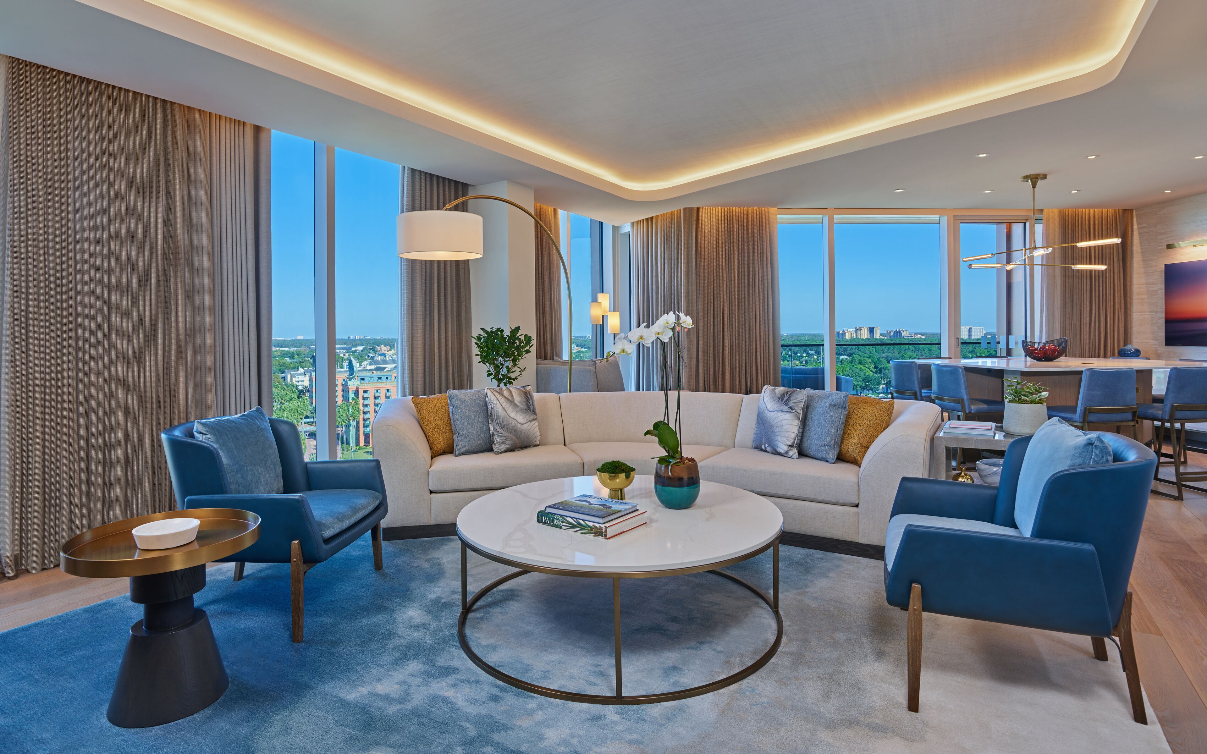 Presidential-Suite, 1 Schlafzimmer, Balkon | Wohnzimmer | 49-Zoll-Flachbildfernseher mit Satellitenempfang, Fernseher, Pay-TV