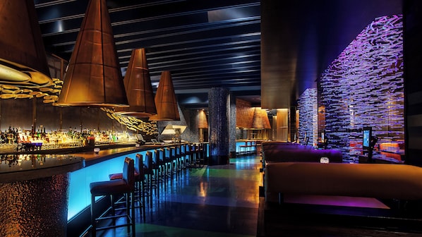 Cocktail bar, poolside views, open daily