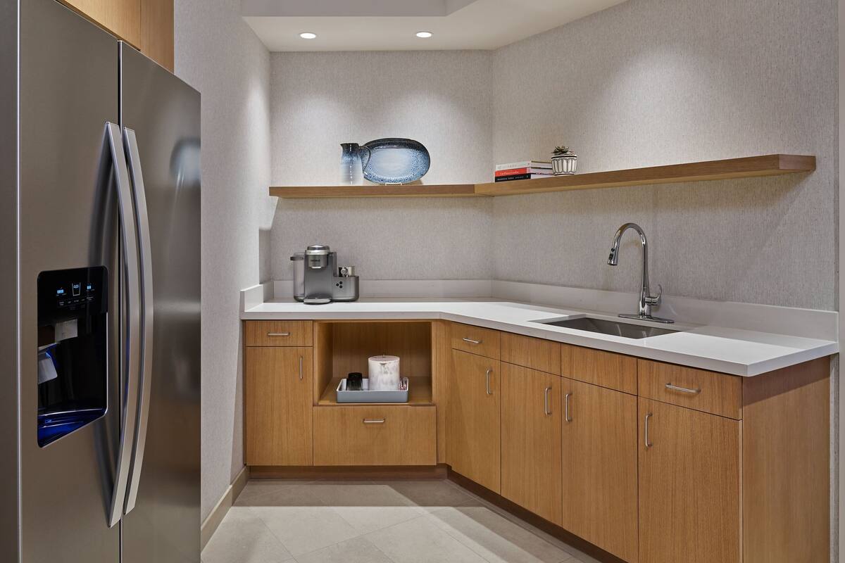 presidential suite, 1 bedroom, balcony | private kitchen | mini-fridge, coffee/tea maker