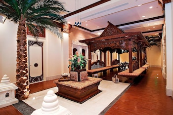 Couples treatment rooms, sauna, hot tub, steam room, body treatments at Walt Disney World Swan Reserve