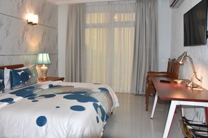 Desk, laptop workspace, blackout curtains, free WiFi - Adamaoua Grand Hotel City (Douala)
