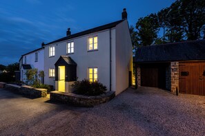 Exterior - Tall Ships, Charlestown - two ticks from the harbour (Charlestown)