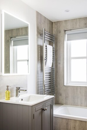 Combined shower/bathtub, hair dryer, towels, soap - Tall Ships, Charlestown - two ticks from the harbour (Charlestown)