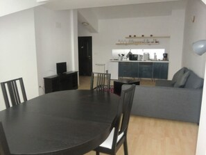Apartamento | Cocina privada | Frigorífico, microondas, horno y placa de cocina