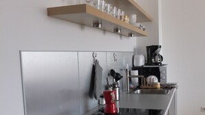 Apartemen | Dapur pribadi | Mesin pembuat kopi/teh, lemari es, microwave, dan oven