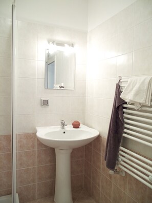 Apartment | Bathroom - Mtn View Ski Apt - Sleeps4, Petok, 5 Min Ski Lift (Chepelare)
