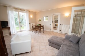 Exclusive-Villa, 3 Schlafzimmer | Wohnbereich | Smart-TV