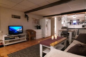 30-inch TV with digital channels - 1 Bed Flat - Sleeps 3 - Pets - Parking - Wifi (Tollarp)
