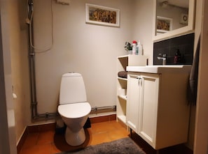 House | Bathroom | Shower, free toiletries, hair dryer, towels - 1 Bed Flat - Sleeps 3 - Pets - Parking - Wifi (Tollarp)