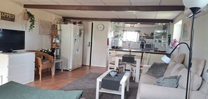 30-inch TV with digital channels - 1 Bed Flat - Sleeps 3 - Pets - Parking - Wifi (Tollarp)