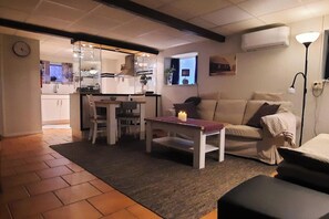 House | Living area | 30-inch TV with digital channels - 1 Bed Flat - Sleeps 3 - Pets - Parking - Wifi (Tollarp)