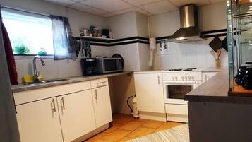 Lemari es, microwave, oven, dan kompor