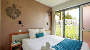 Habitación clásica | Ropa de cama de alta calidad, edredón y camas Select Comfort