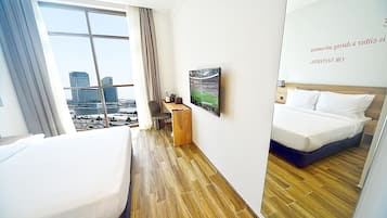 Phòng 2 giường đơn Deluxe | Bộ đồ giường cao cấp, chăn bông, nệm có lớp đệm bông, minibar
