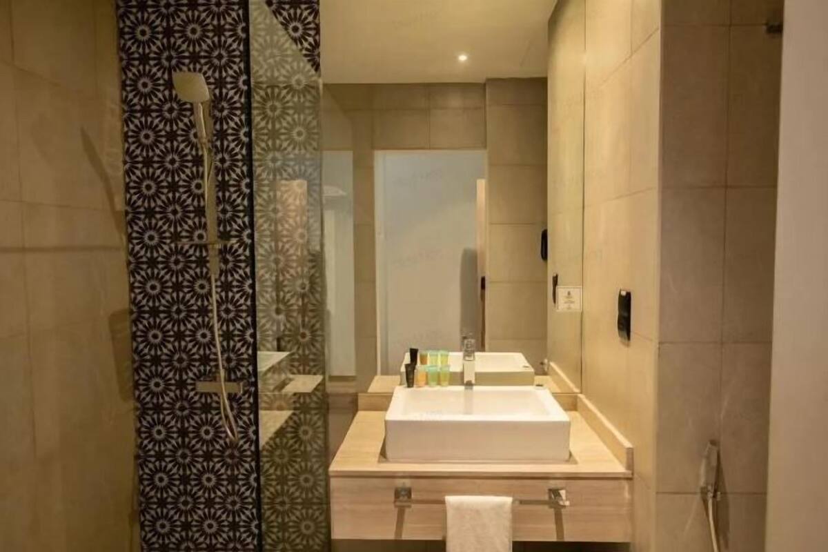 Bathroom | Shower, hydromassage showerhead, free toiletries, hair dryer