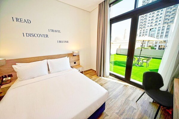 Chambre Deluxe double, 1 très grand lit, terrasse | Literie de qualité, couette en duvet, lit avec matelas à plateau-coussin