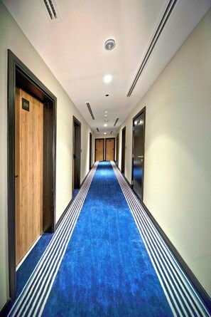 Premium bedding, down duvets, pillow-top beds, minibar - Kingsgate Hotel Al Jaddaf (Dubai)